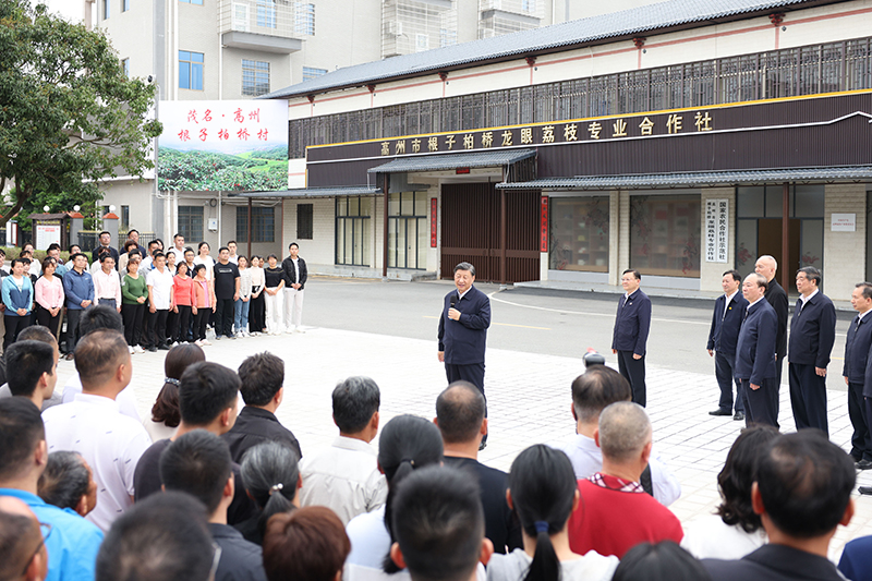 4月10日至13日，中共中央總書記、國家主席、中央軍委主席習近平在廣東考察。這是11日下午，習近平在茂名高州市根子鎮(zhèn)柏橋村同村民親切交流。