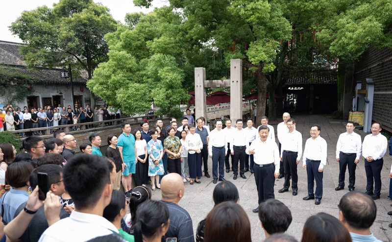 7月5日至7日，中共中央總書記、國家主席、中央軍委主席習近平在江蘇考察。這是6日上午，習近平在蘇州平江歷史文化街區(qū)，同當?shù)鼐用窈陀慰陀H切交流。